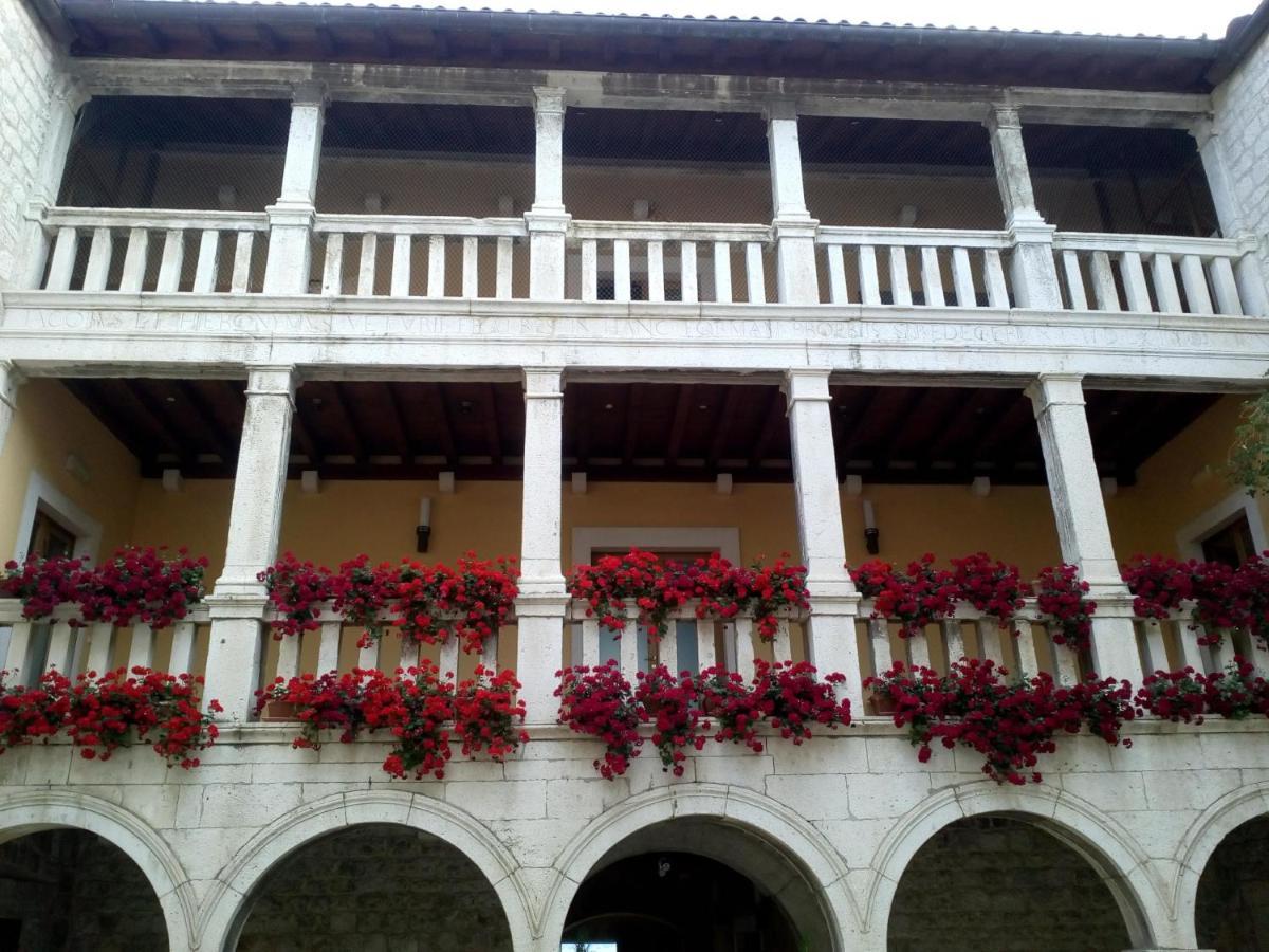 Old School Apartment Kastela Bagian luar foto